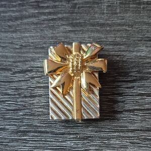 Premier Designs Vintage Gold Tone Present Gift Wrapped Box Brooch Pendant